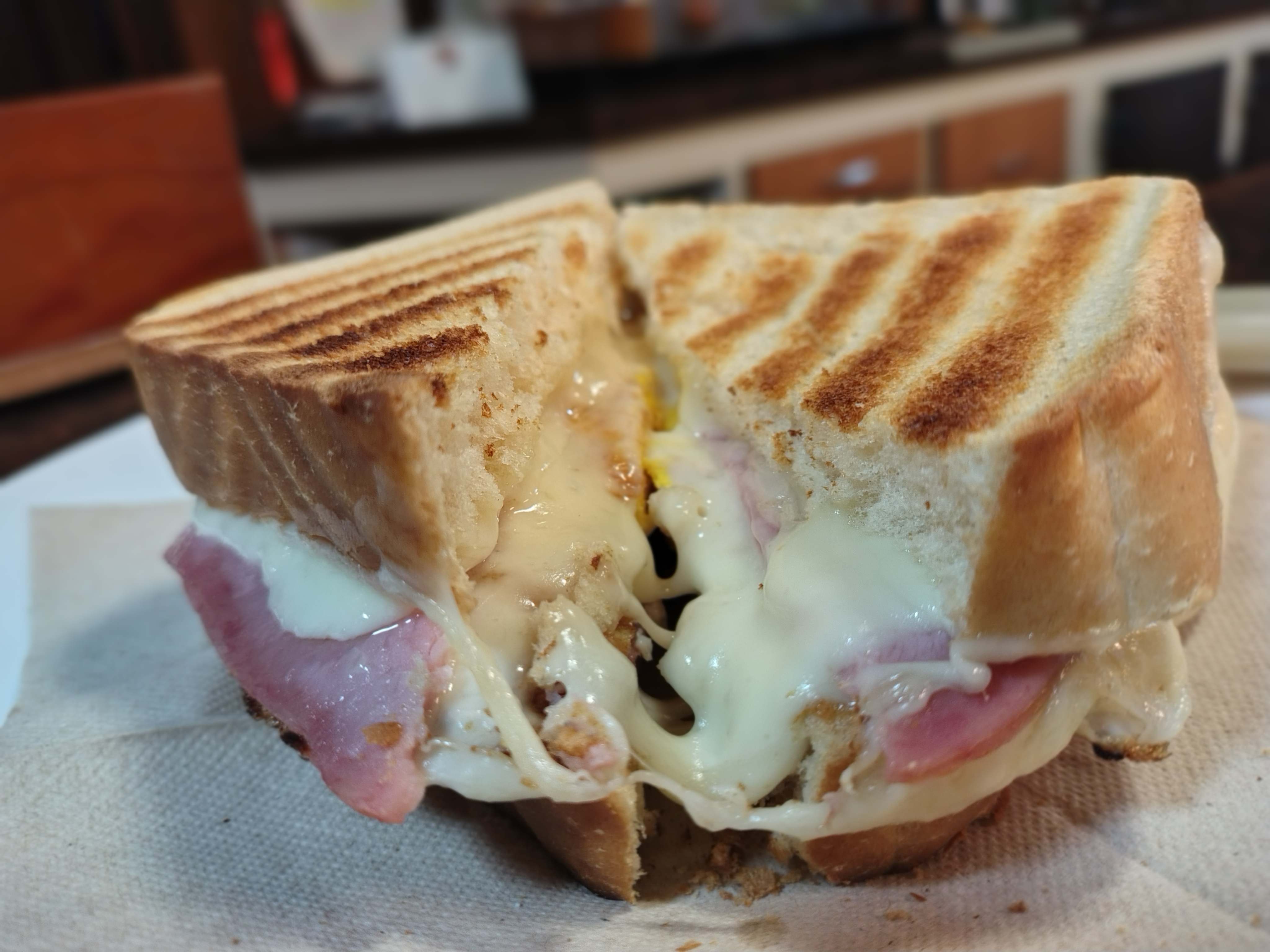 Mixto a la plancha de jamón y queso fundido en pan tostado